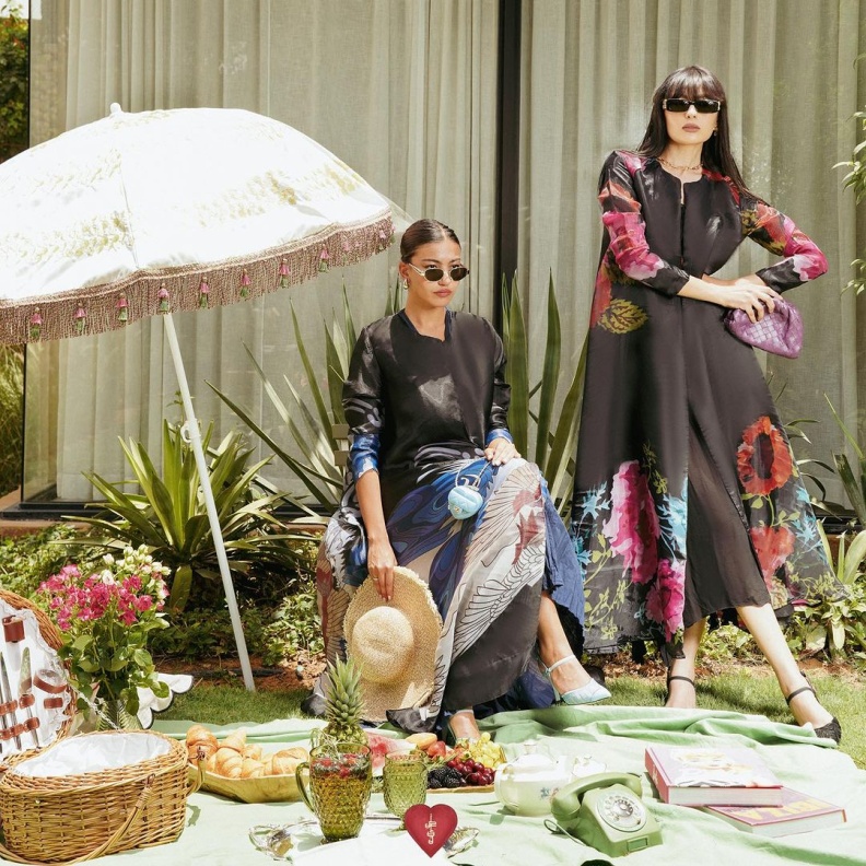 10 عبايات صيفية سوداء لكل سيدة تبحث عن التميز