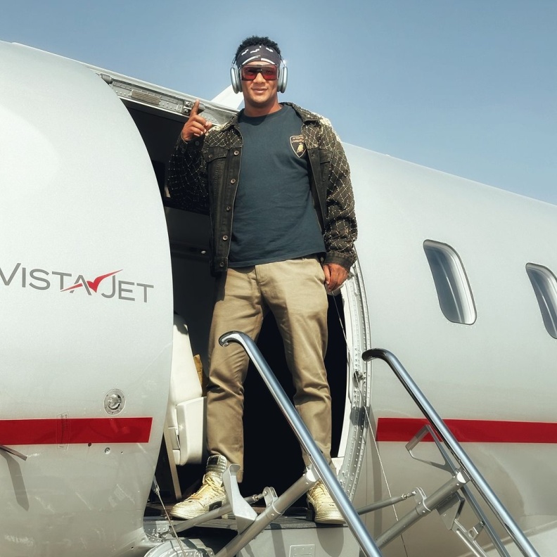 محمد رمضان امام الطائرة استعداد للسفر