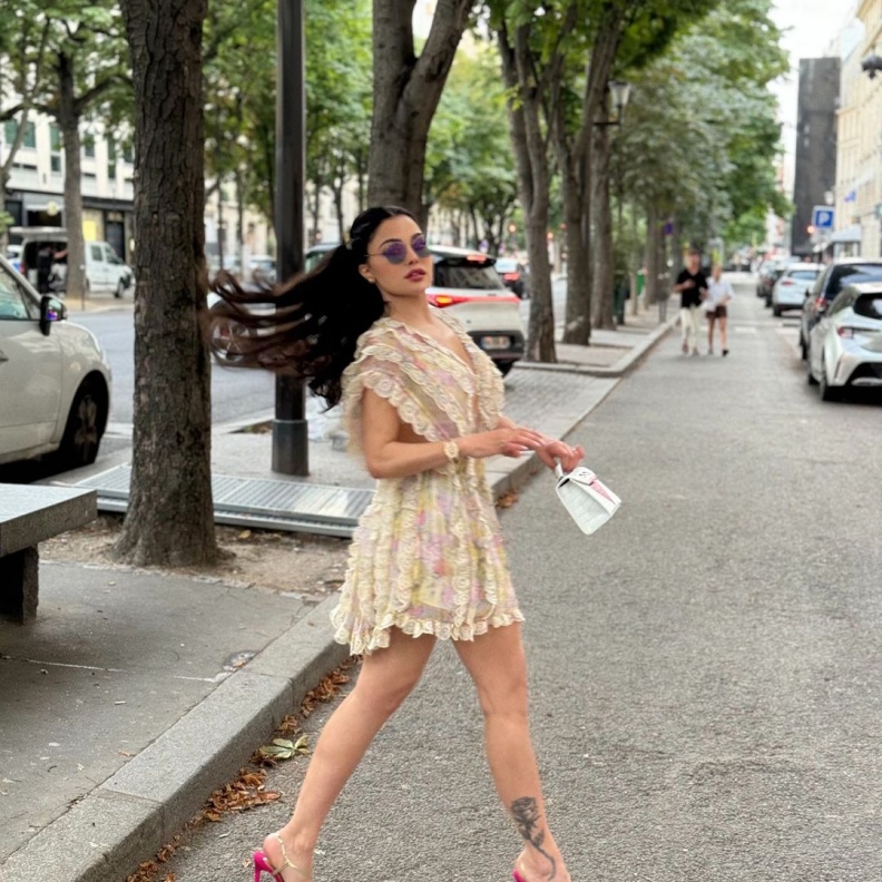 فستان قصير مطبوع بالورود في أحدث ظهور لهيفاء وهبي