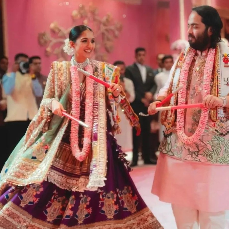 أنانت أمباني وزوجته خلال الاحتفال بزواجهما 