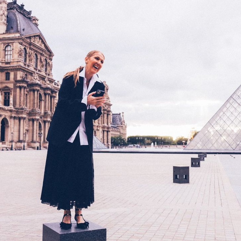 سيلين ديون خلال زيارتها لمتحف اللوفر في باريس