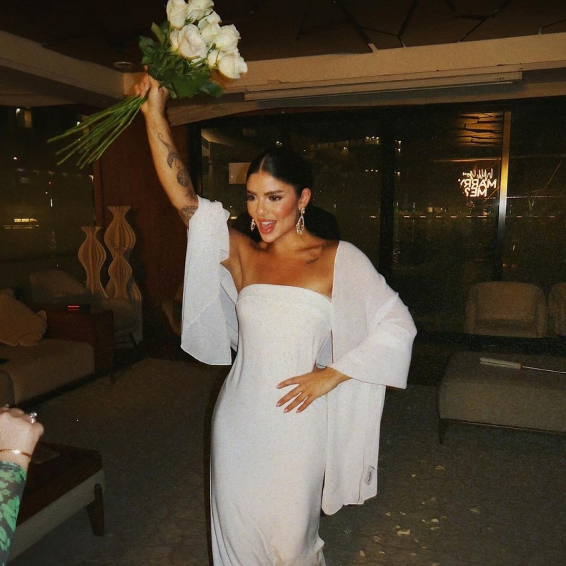 إطلالة أصالة كامل بالأبيض في حفل خطوبتها 