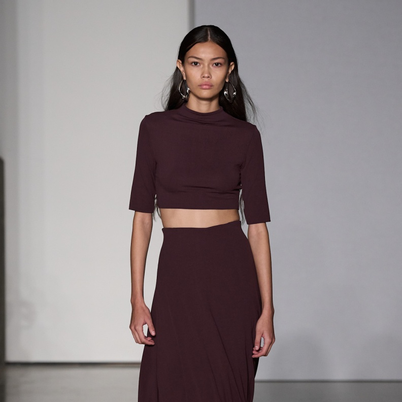 موضة الكروب توب تعود الى واجهة الأناقة الشبابية