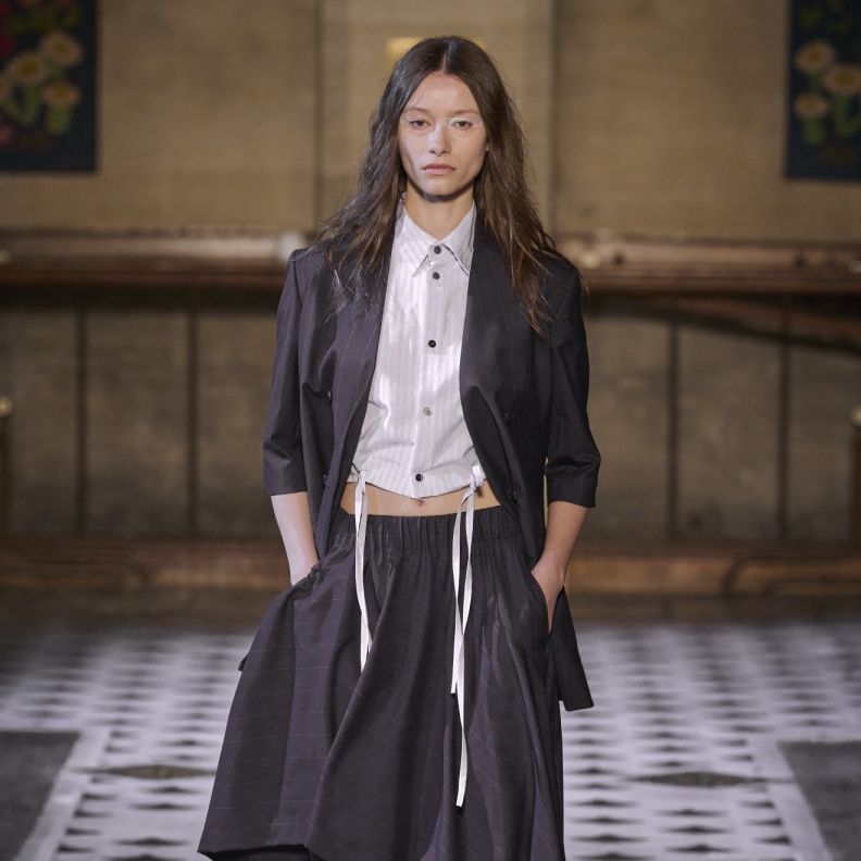 الشياكة تبدأ بأناقة التنانير السوداء