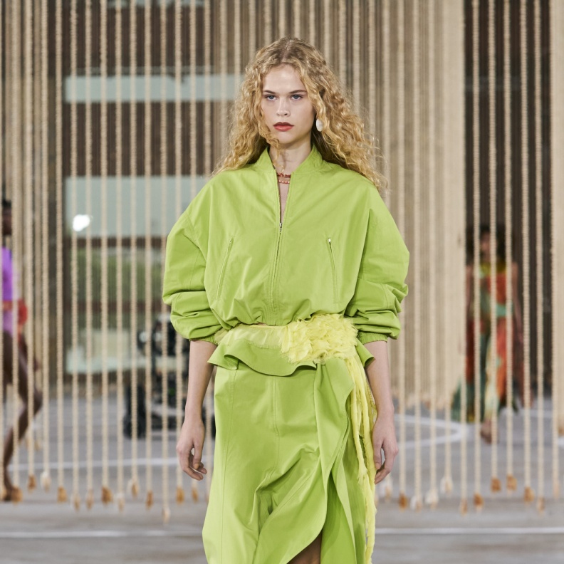 اللون الأخضر الفاتح بكافة تدرجاته نجم إطلالات الصيف