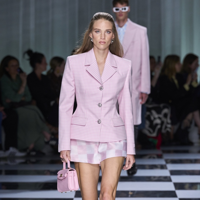 موضة الشورت مع البلايزر إتجاهات جديدة في عالم الصيحات