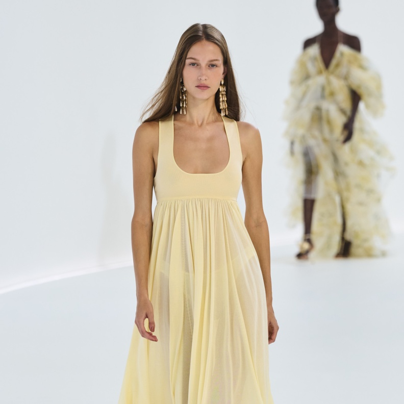 ما رأيك بفستان واحد للاطلالات الكاجوال والاطلالات الرسمية؟