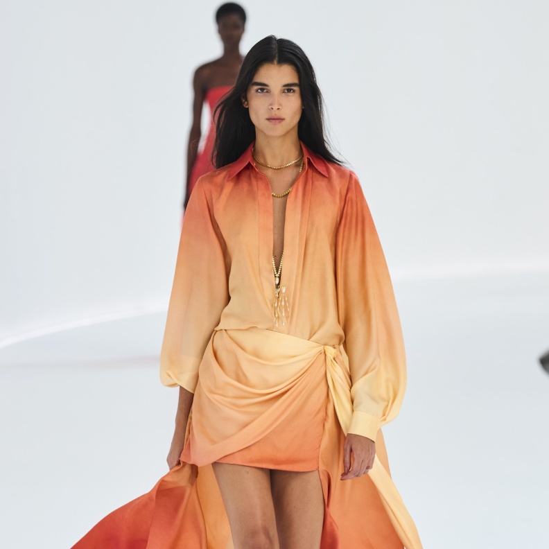 من لون الشمس وقت الغروب اللون البرتقالي في صيف 2024