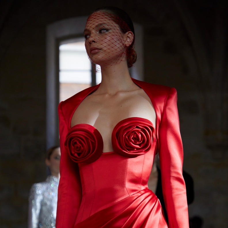 Tamara Ralph لـ"هي": وجدت الإلهام في باريس... ومجموعة الأزياء الراقية لخريف 2024 تمثّل التوازن المثالي بين الإغراء والرومانسية مع لمسة عصرية