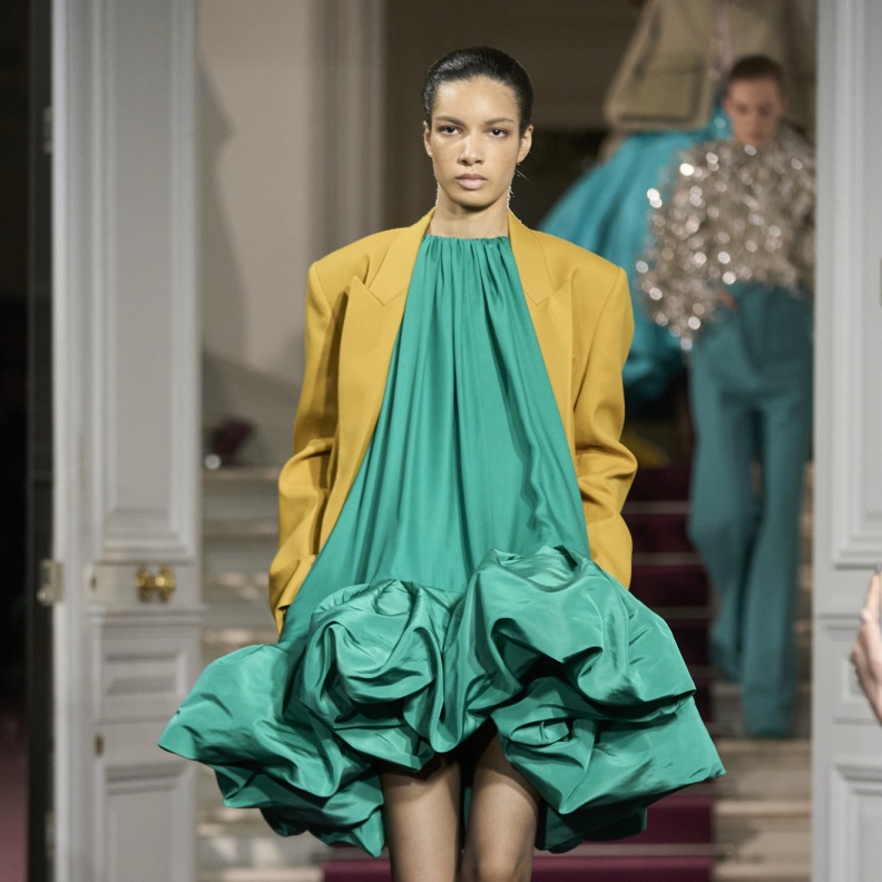 ارتدي فساتين قصيرة منفوشة بإطلالات ساحرة لكل مناسبة