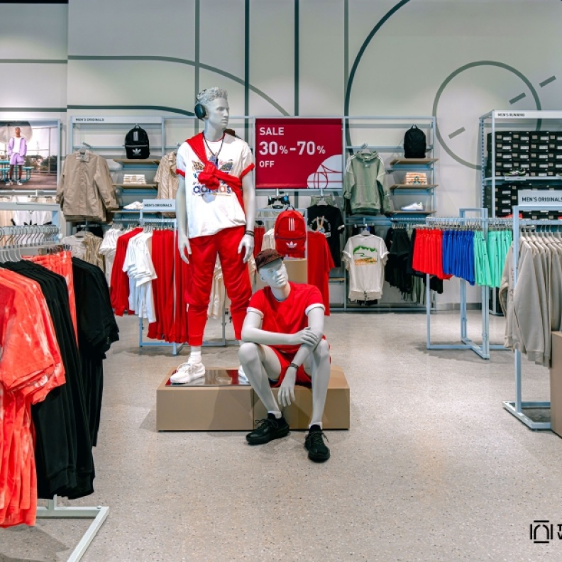 "أديداس" تعزّز وجودها في "ذا أوتلت فيليدج" عبر افتتاحها أكبر متجر تخفيضات على مستوى المنطقة