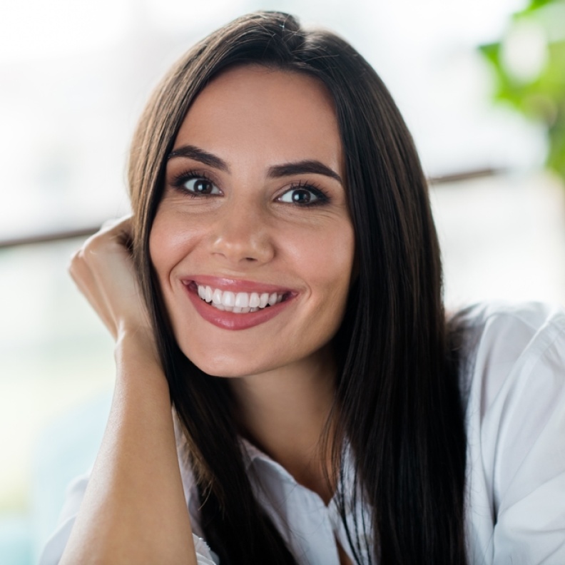 الأسنان المكسورة.. كيف يتم تصليحها بطرق تجميلية؟