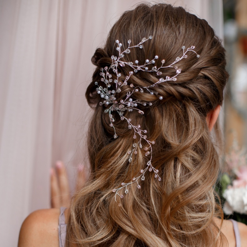  تعرفي على  مجموعة من أجمل اكسسوارات شعر العروس الجديدة