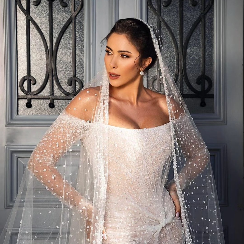 طرحة العروس المطرزة باللؤلؤ للعروس دانييلا رحمة