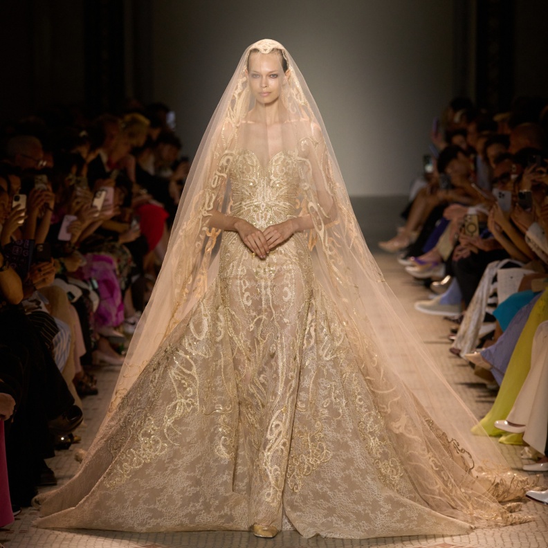 فستان زفاف من مجموعة إيلي صعب الاخيرة خلال عروض الأزياء الراقية