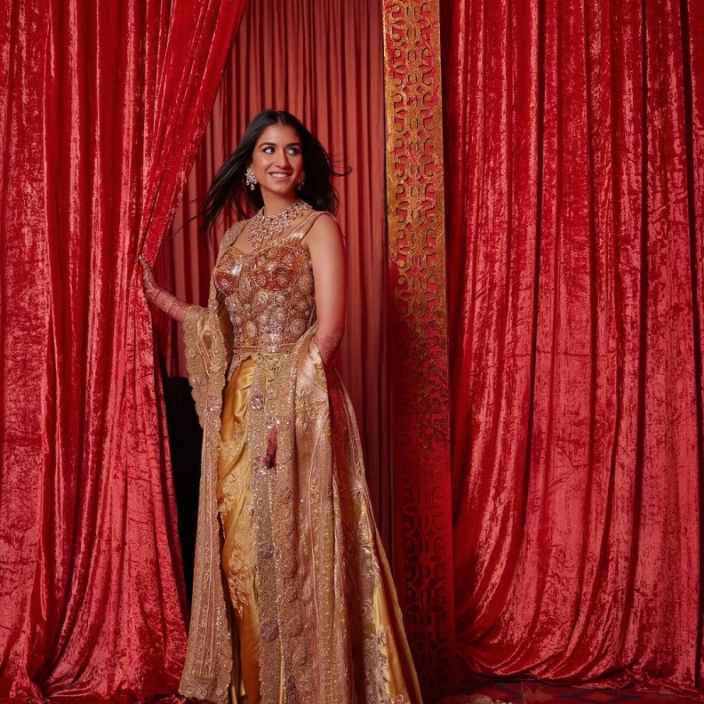 إطلالة العروس راديكا ميرشانت من دولتشي أند غابانا