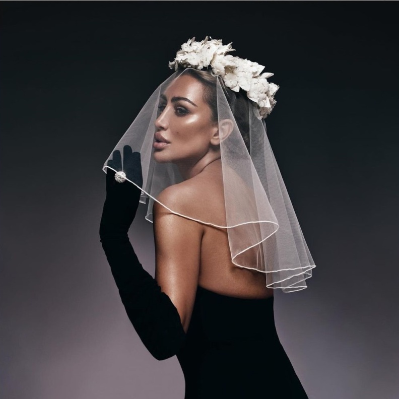 مايا دياب بالطرحة البيضاء في اغنية عروس