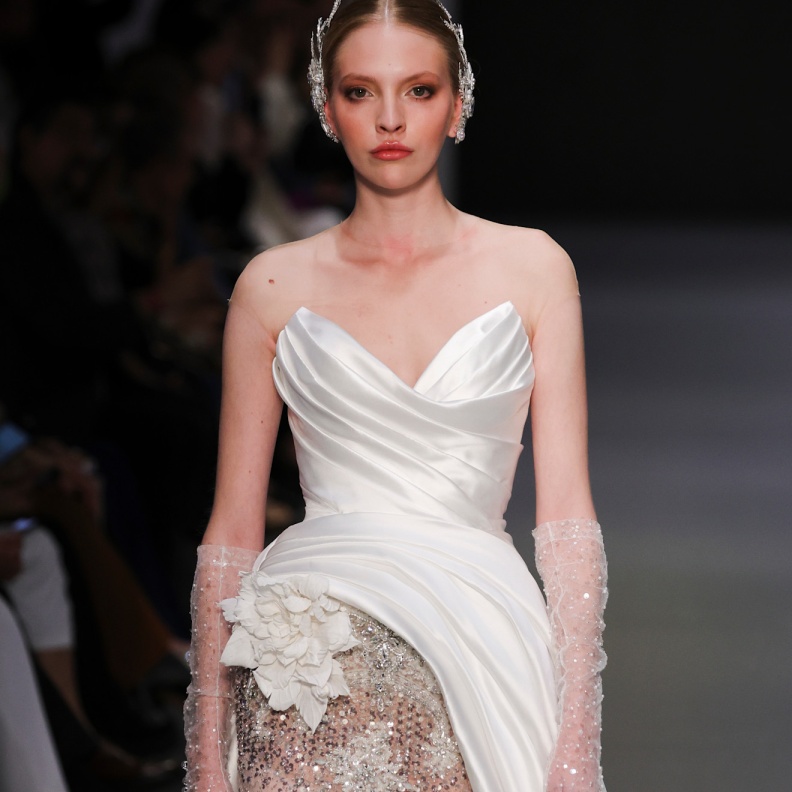 فستان زفاف منقط من دار جولي بولي