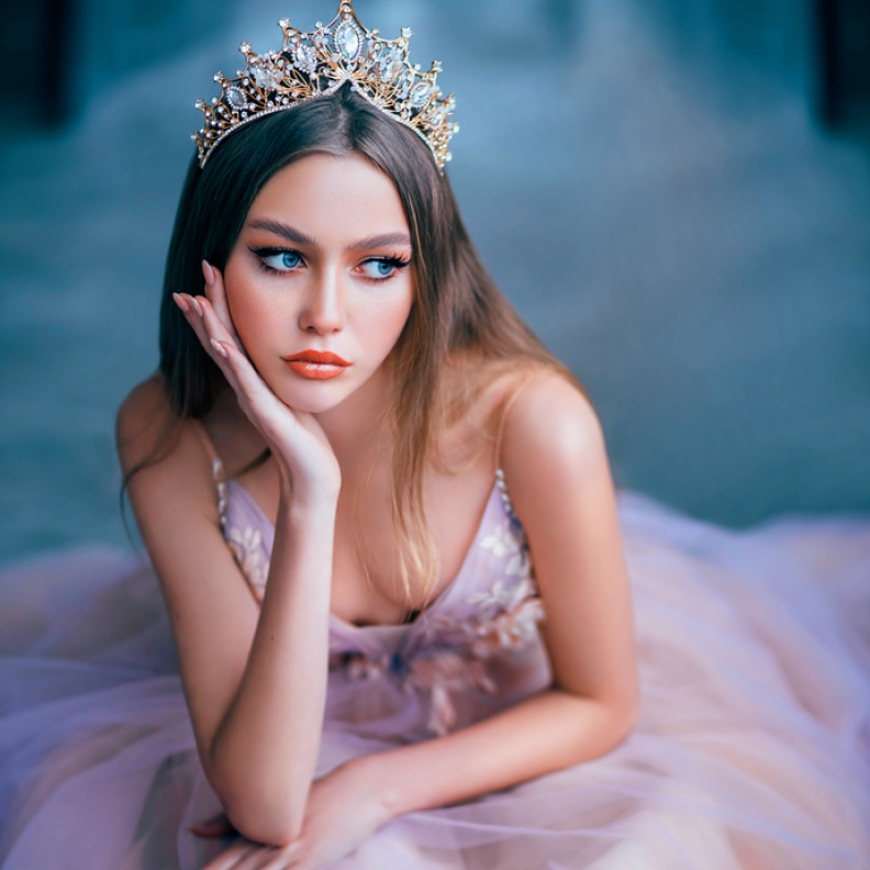 اطلالة عروس استثنائية باللون البنفسجي