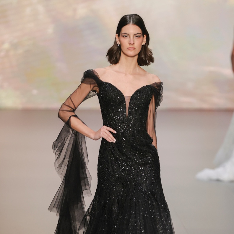 إطلالة زفاف باللون الأسود للعروس الحالمة من دار Allure