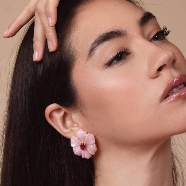 أقراط أذن مرصّعة بالأوبال من تانيا فرح Tanya Farah