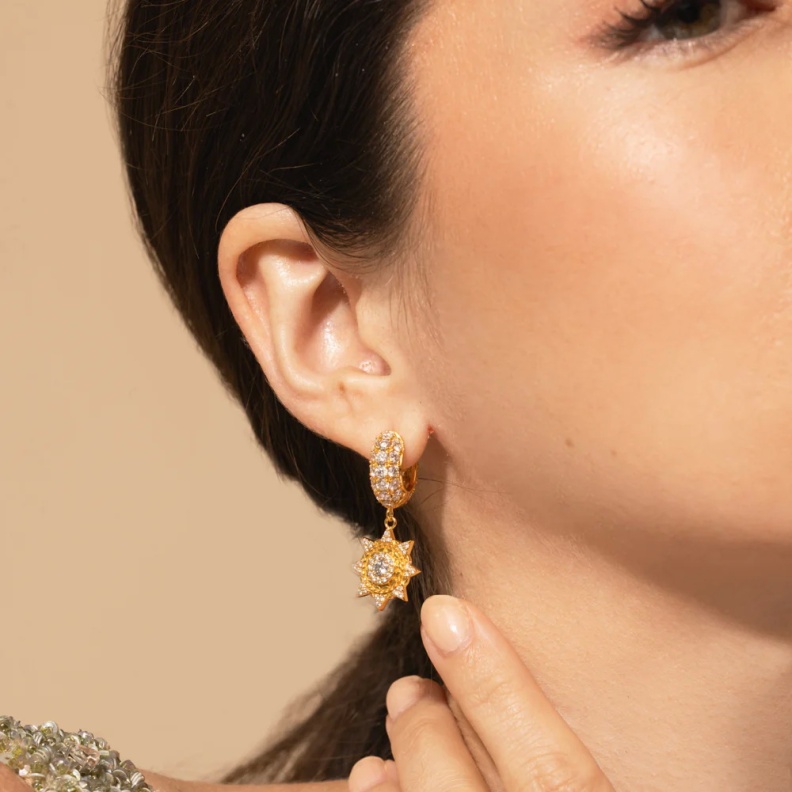 أقراط على شكل الشمس