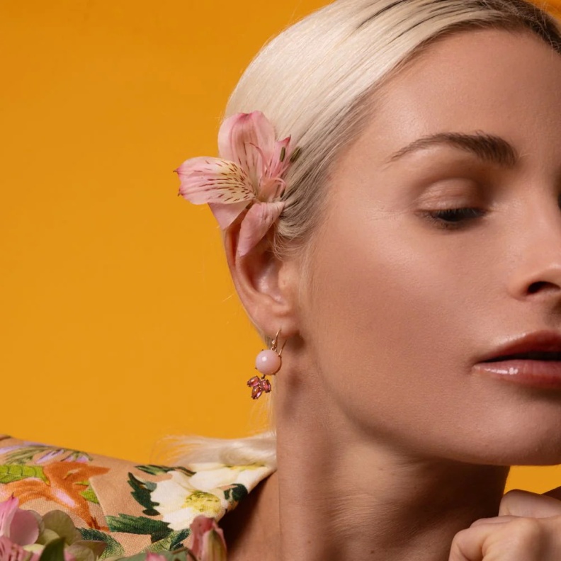 أقراط وردية