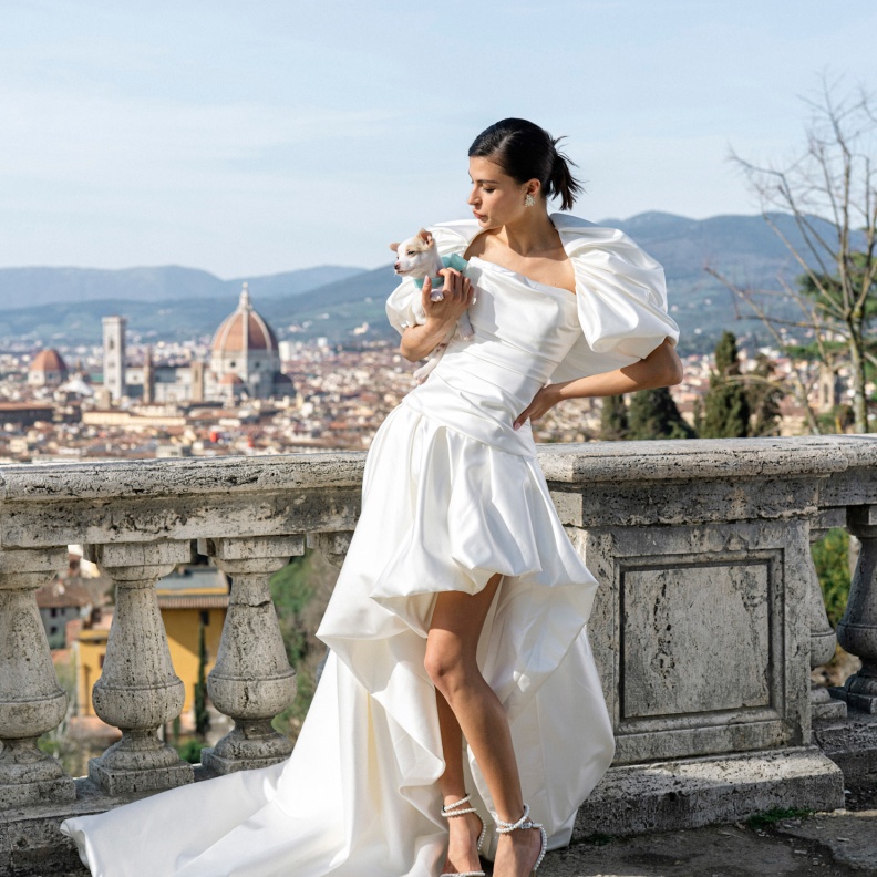 أكمام بوف من الساتان لمونييك لولييه