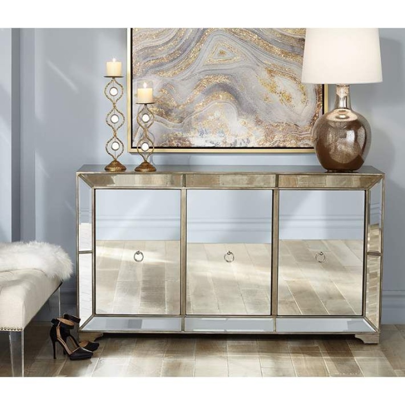 اختاري الأثاث الزجاجي في الغرف القليلة الإضاءة