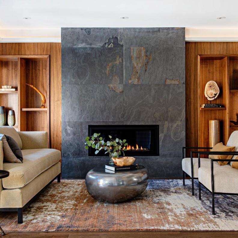 الإضاءة مهمة لإبراز جمال السجاد والكنب