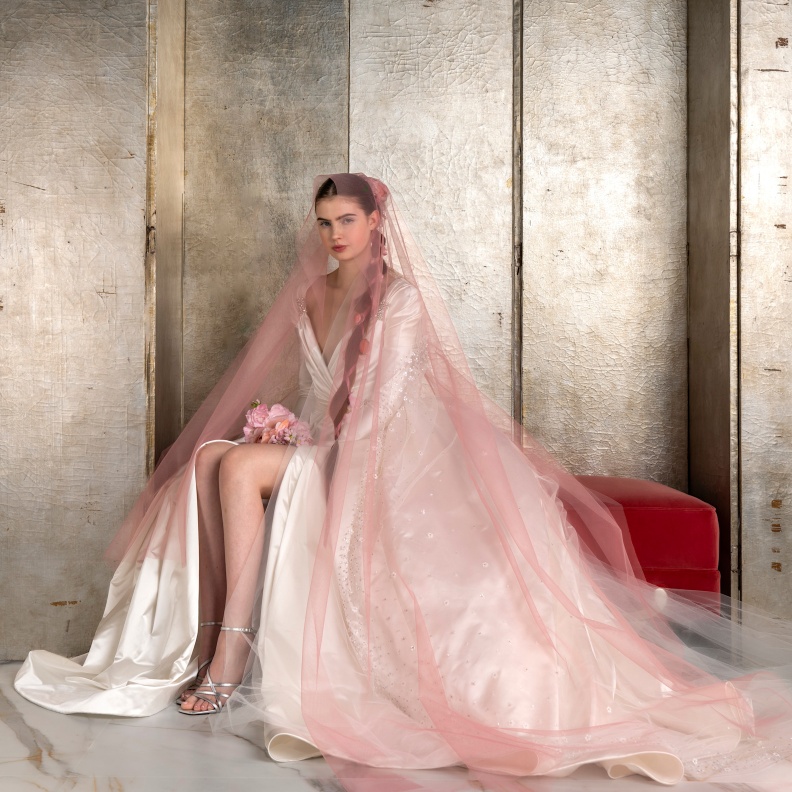 الطرحة الطويلة باللون الزهري من ريم عكرا للعروس الرومانسية