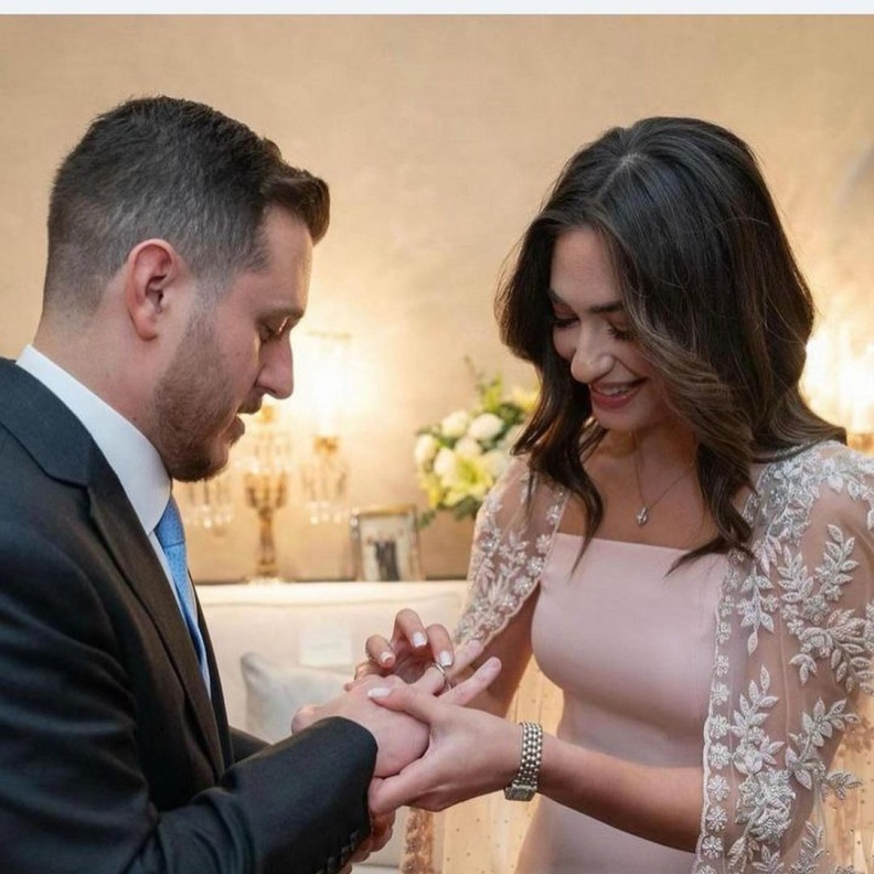 العروسان يتبادلان خواتم الخطوبة