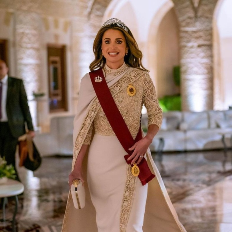 الملكة رانيا ترتدي تاج العظمة لله في حفل عشاء زفاف الأمير الحسين والأميرة رجوة