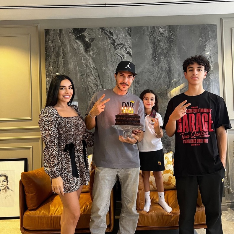 ما بين أعياد الميلاد والزفاف.. لقطات ومشاهد احتفالية ملفتة للنجوم يتصدرها باسل خياط وعائلته