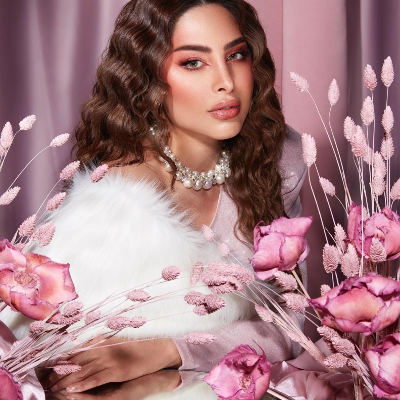 فوز الفهد تبحث عن عريس.. وهذه هي تصاميم مجوهراتها اللافتة التي نسّقتها مع إطلالة أزيائها الأبيض