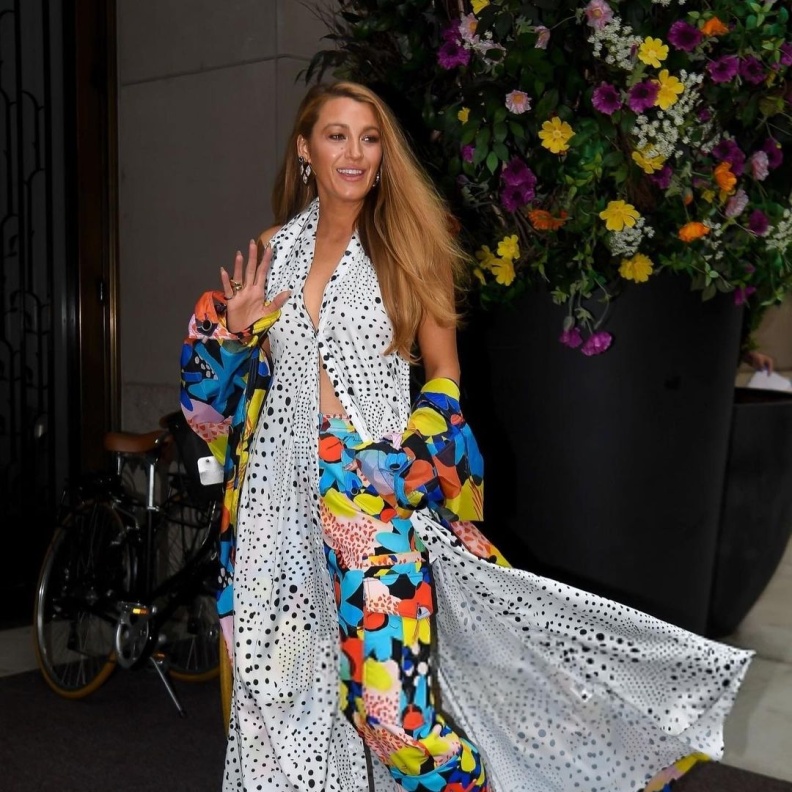 خيط رفيع بين الأناقة والبهرجة فهل تجاوزته بليك لايفلي؟ 