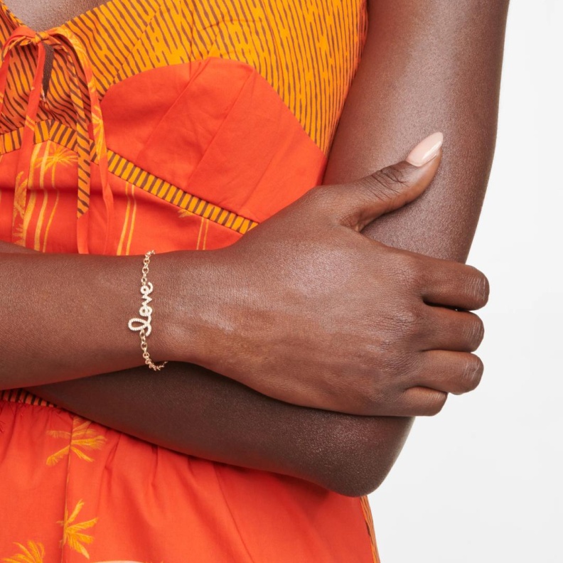 تألقي بأجمل أساور ذهب مُزينة بالحروف لاطلالة مرحة هذا الموسم