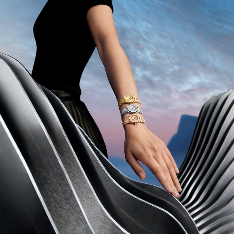 ساعات يد بالذهب والفولاذ