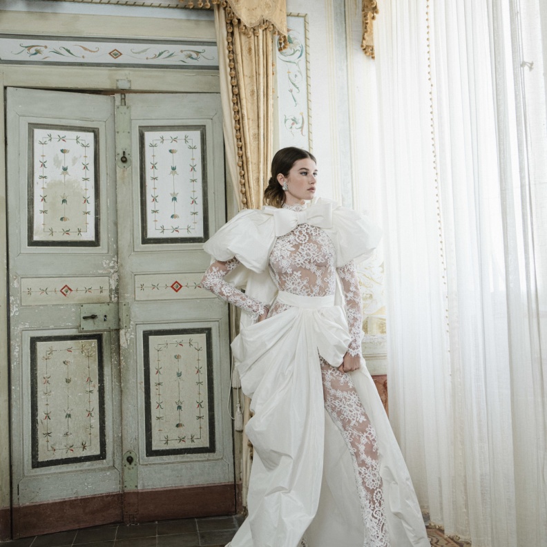 جمبسوت أوف وايت بتطريزات الدانتيل من مونيك لولييه