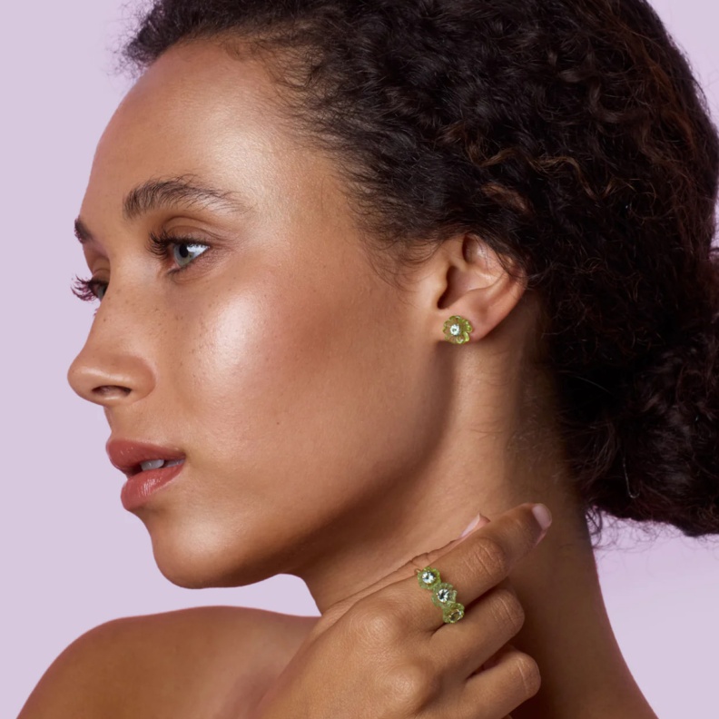 خاتم مرصّع بالزبرجد من آيرين نيويرث Irene Neuwirth