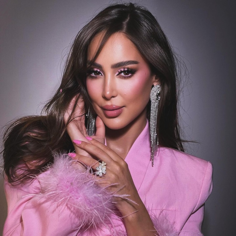 مكياج وردي بأسلوب بسمة بوسيل