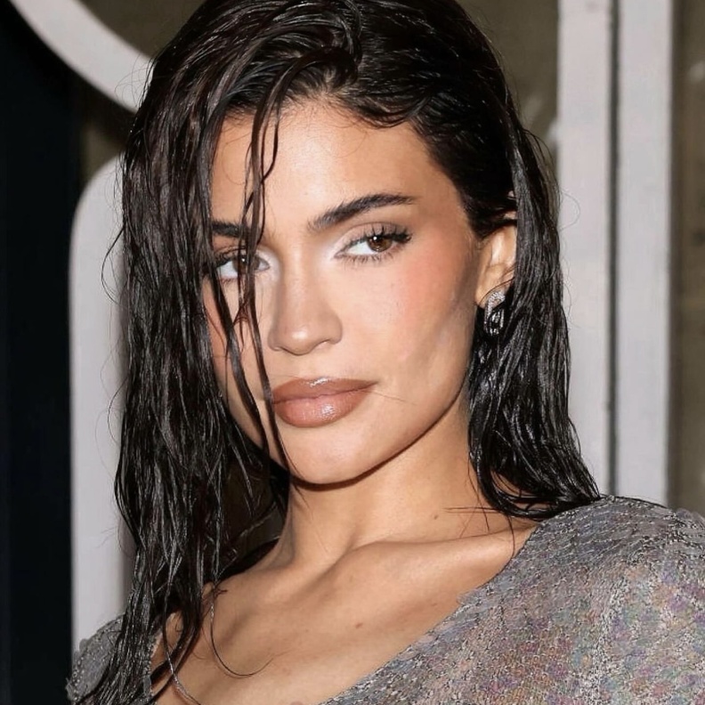 كيف تأثير المؤثرين على وسائل التواصل الاجتماعي على اتجاهات جراحة التجميل 