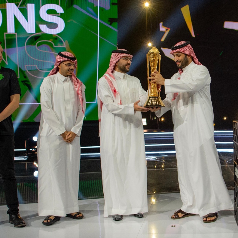ولي العهد يتوج بطل كأس العالم للرياضات الإلكترونية