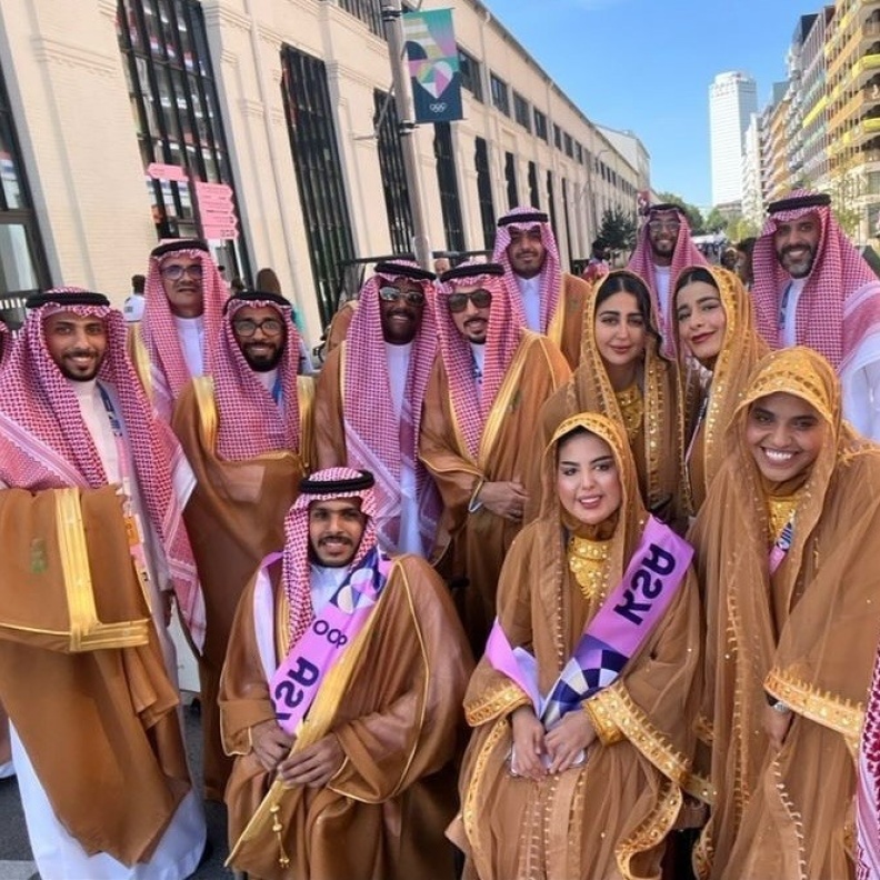 المصممة السعودية علياء السالمي تكشف لـ"هي" تفاصيل تناغم تصاميم البعثة السعودية في أولمبياد وبالارالمبياد باريس 2024 