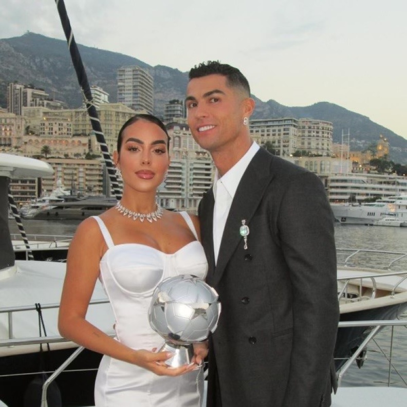 شاهدوا كريستيانو رونالدو وجورجينا رودريغيز بتصاميم مجوهرات دار ميسيكا الفاخرة خلال حفل الاتحاد الأوروبي لكرة القدم