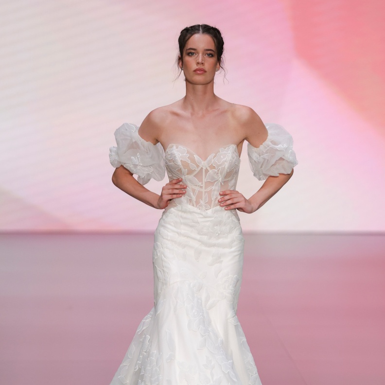 فستان زفاف بأكمام قصيرة لعروس  مشرقة  من Morilee By Gardner