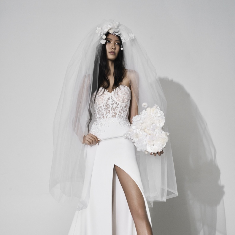 فستان زفاف بالدانتيل والتول من فيرا وانغ