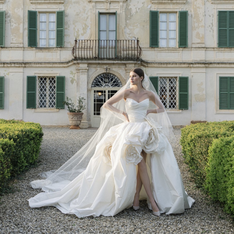 فستان زفاف بشق طويل من الورود من توقيع مونيك لولييه