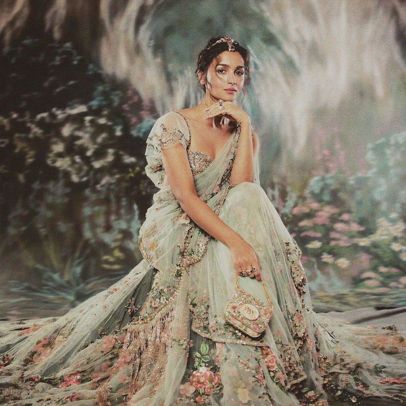 هكذا تُنسّق نجمات بوليوود الساري مع تصاميم المجوهرات التقليدية الفارهة