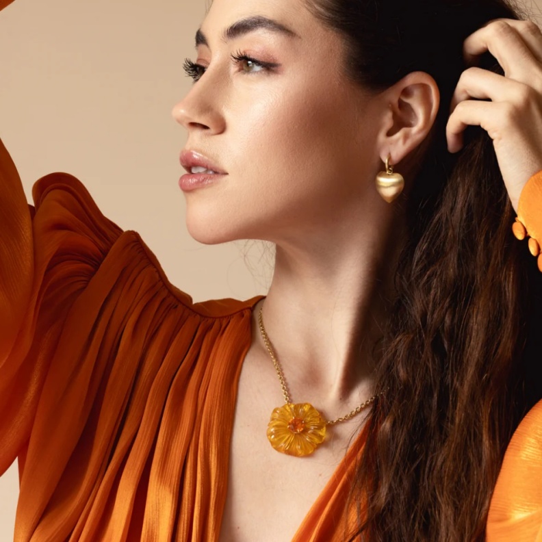 قلادة مرصّعة بالكهرمان من آريني نيويرث Irene Neuwirth